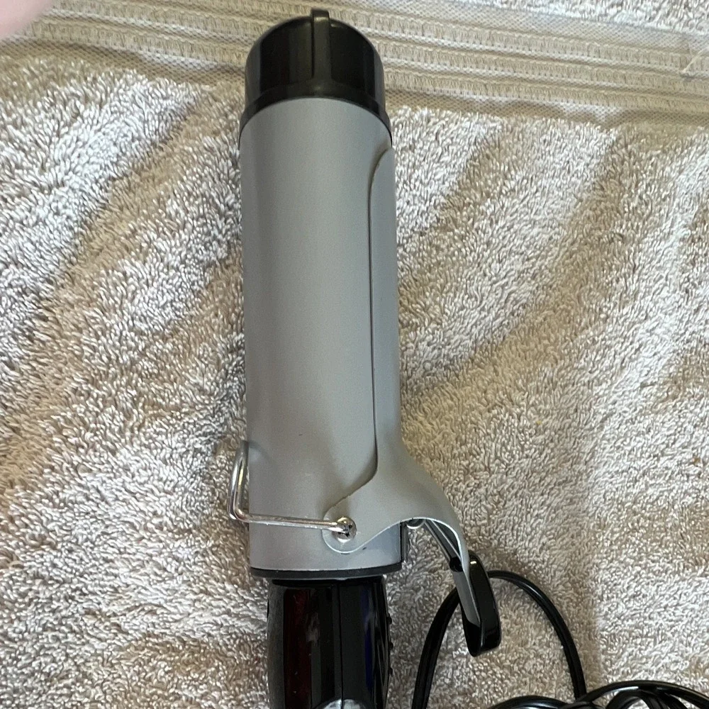 Revlon RVIR1085 1.5 in Ceramic Curling Iron, 30 Heat Settings 400°F Black/Silver